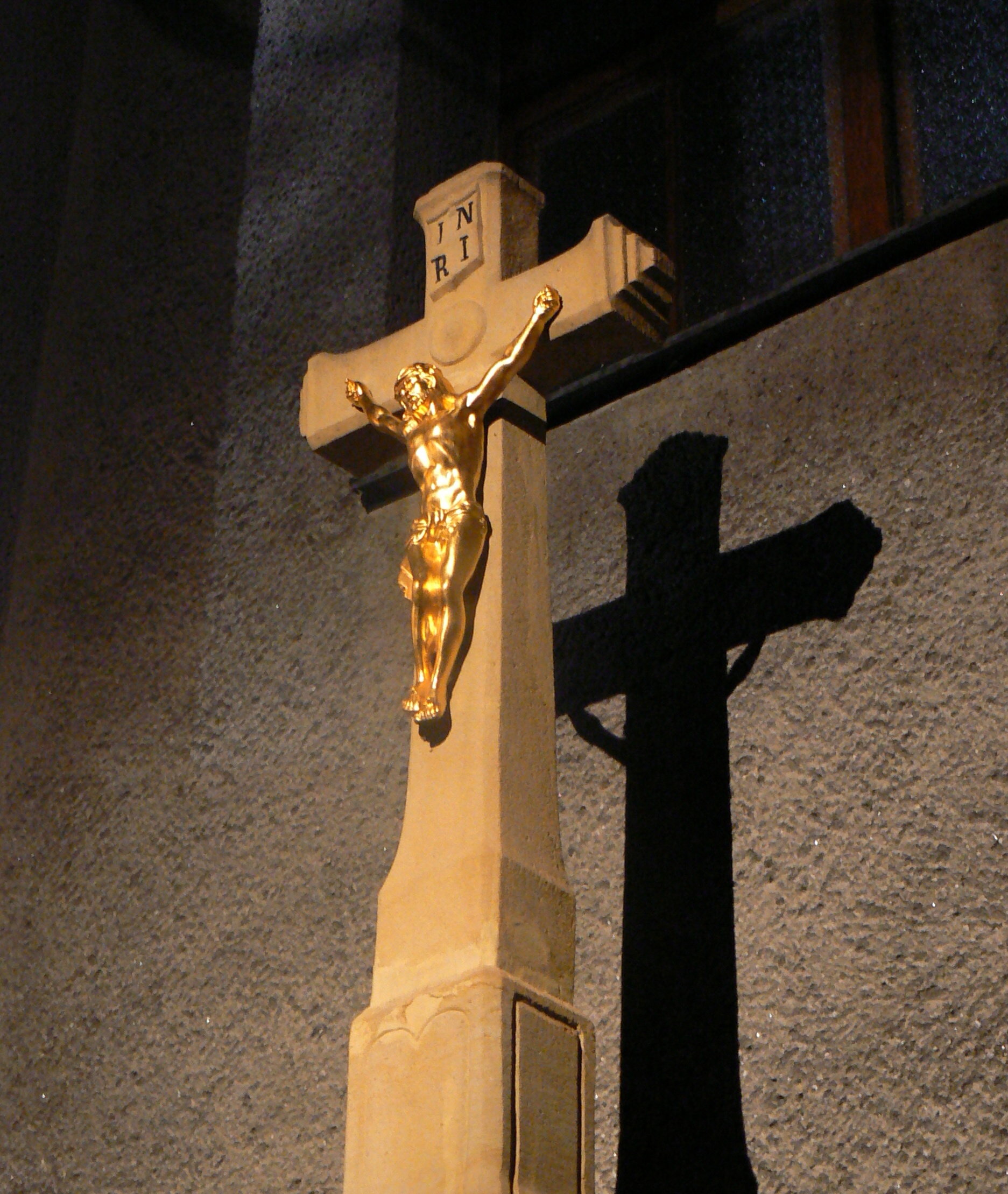 Kříž před kostelem